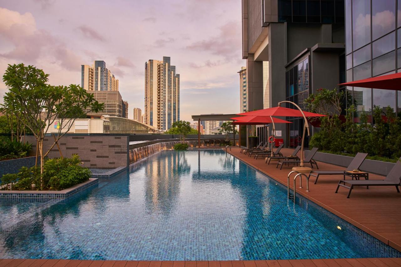 The swimming pool at the Holiday Inn Singapore hotel