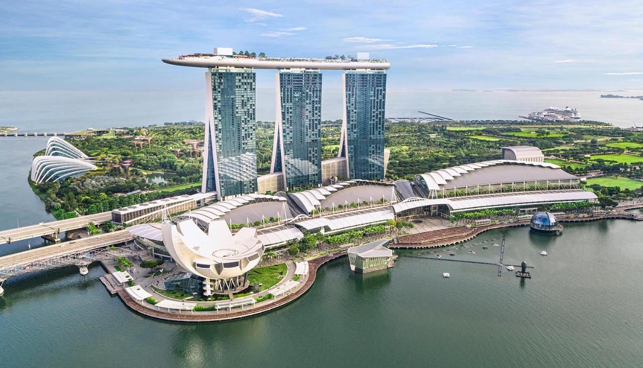 Marina Bay Sands hotel in Singapore, with shopping mall in front and Gardens by the Bay behind