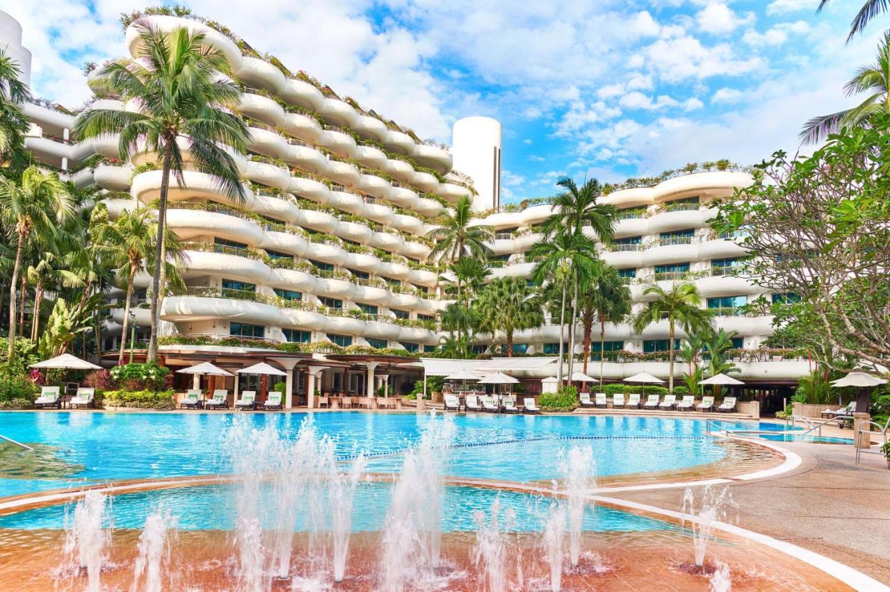 The swimming pool at Shangri-La in Singapore