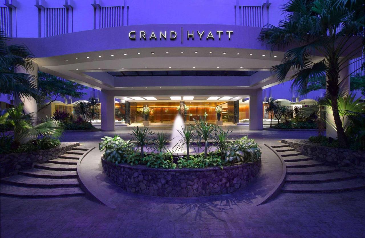 The beautiful entrance at the Grand Hyatt in Singapore